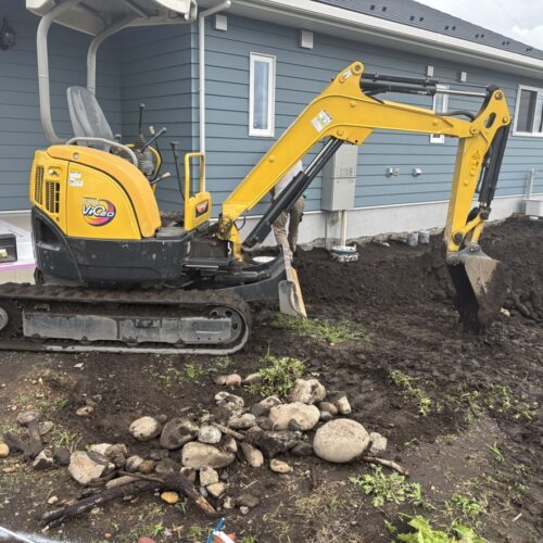 駐車場部分の掘削作業となります。