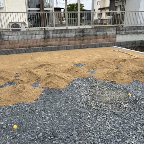 お庭の人工芝の下地部分へ山砂を搬入しまして敷き均し作業となります。