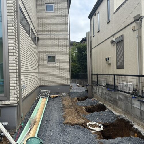 本日はカーポートの柱の建て込み作業となります。