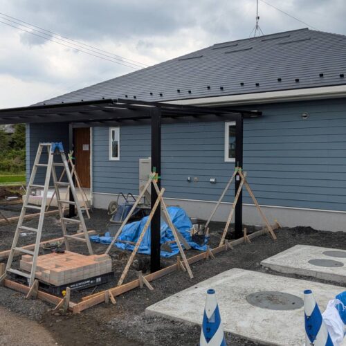 カーポート組立作業です。