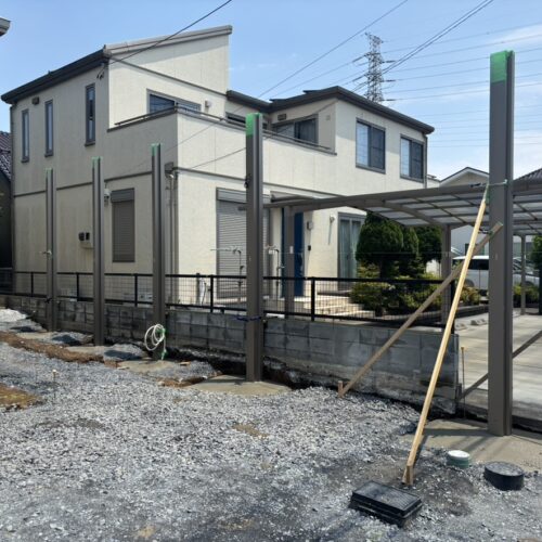 カーポート柱部分の埋め込みコンクリートの打設作業となります。