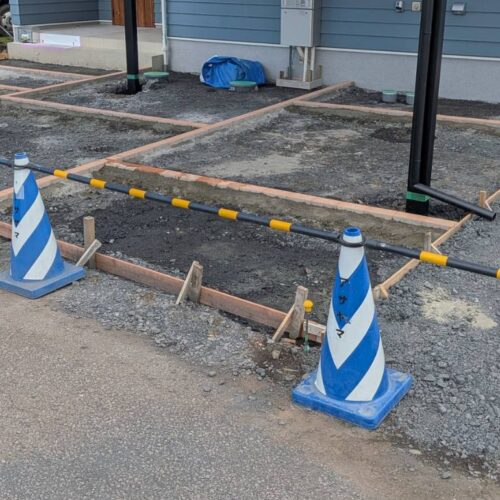 駐車場の見切りのインターロッキングの敷設作業となります。