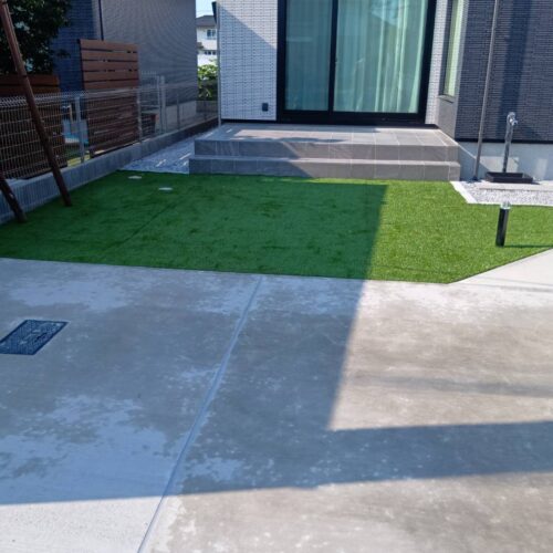 お庭への人工芝張り作業となります。