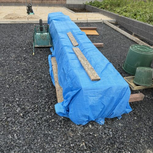 お庭部分の人工芝下地の砕石の転圧作業となります。