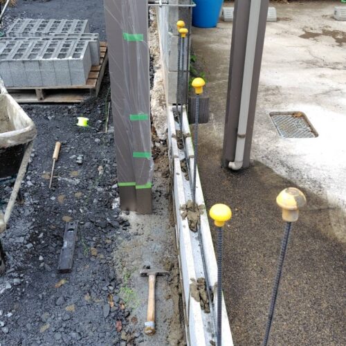 東側隣地側との取り合い部分へのブロック積み作業となります。
