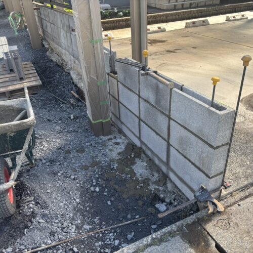 東側の隣地境界側のブロック積み作業となります。