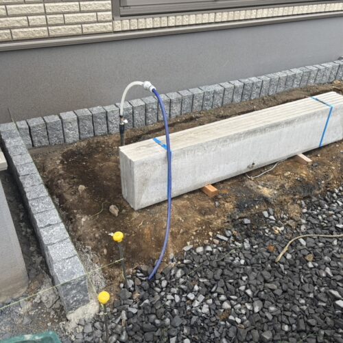 建物基礎側および玄関廻りへのグラニートの敷設作業となります。