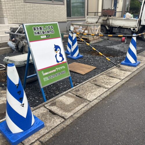 本日は朝から少し小雨模様のお天気となりましたが建物基礎廻りにグラニートの敷設作業となります。