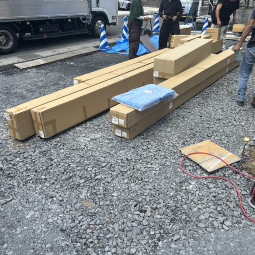 カーポートおよび梁の材料が現場へ納入到着となりました。搬入作業となります。