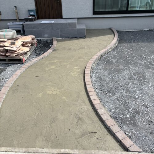 アプローチの下地コンクリート打設です。