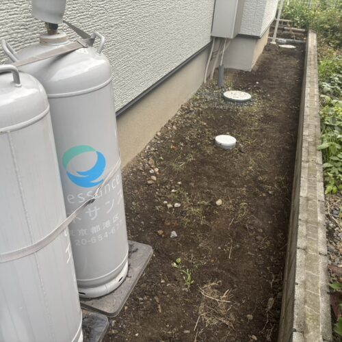 建物北側部分の除草作業およびスキトリ作業完了です。