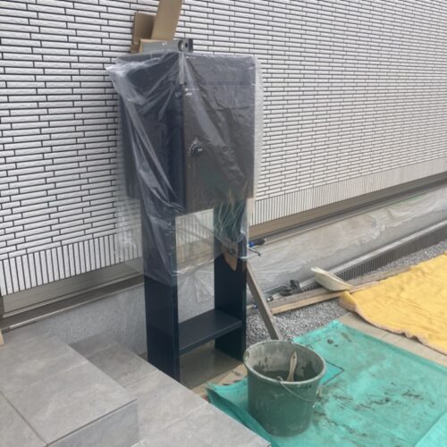 玄関横に宅配・郵便ポストの設置となります。