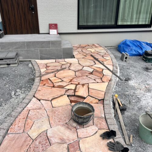 アプローチ部分の自然石の乱張り作業となります。