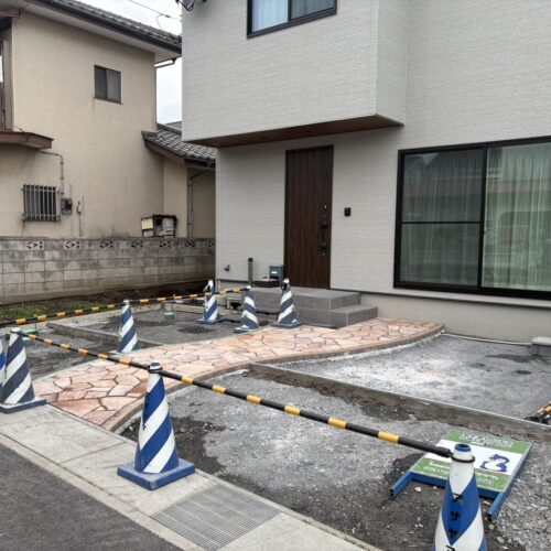 駐車場部分の土間コンクリートの打線作業となります。