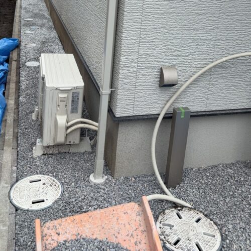 建物廻りへの防草シート敷きおよび６号砕石入れ作業となります。