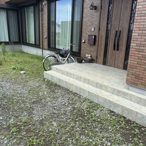 本日は工事着工前のご近隣へのご挨拶にお伺いをさせて頂きました。お待たせ致しました外構工事は明日より作業開始です。