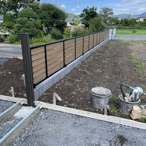境界側のブロックへ目隠しフェンスの設置作業となります。