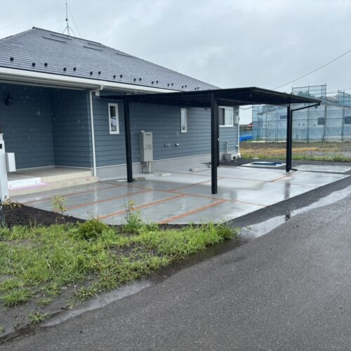 駐車場の土間コンクリートの養生完了となります。お車を入れて頂いて大丈夫です。駐車場をご使用ください。