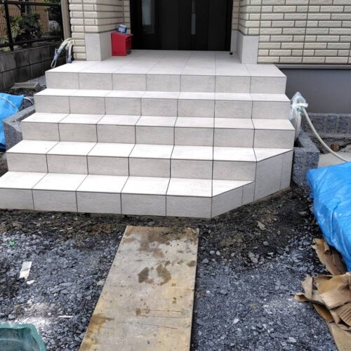 玄関タイル部分への追加の階段タイル張り作業となります。