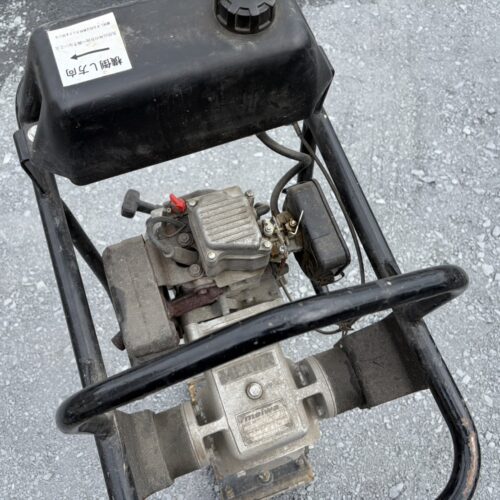 駐車場部分への砕石搬入敷き入れ作業となります。