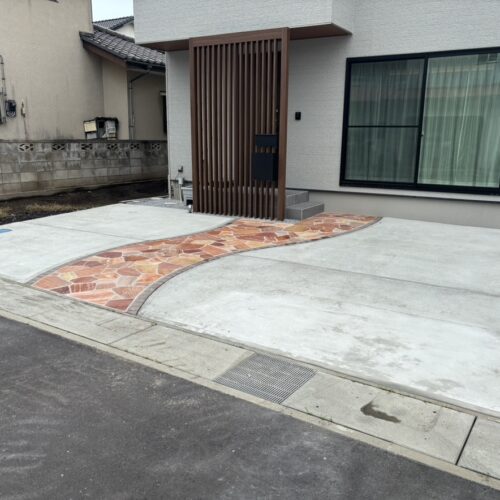 駐車場の土間コンクリートの養生が完了となりました。お車を入れて頂いて大丈夫です。駐車場をご使用ください。