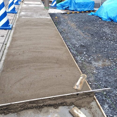 駐車場コンクリートの乗り入れ部分のタイル下地の調整作業となります。