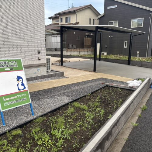 駐車場の土間コンクリート打設後のコンクリートの養生中となります。