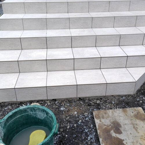 階段タイル張り後の目地入れ作業をしましてタイル張り作業完了です。
