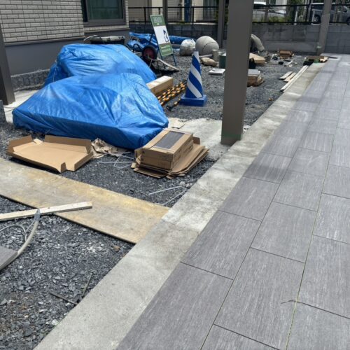 駐車場の乗り入れ部分のタイル張り作業となります。