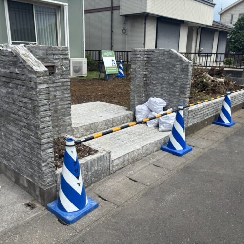 伐採・抜根作業に続きまして既存門袖の解体・撤去作業へと明日から進んで参ります。
