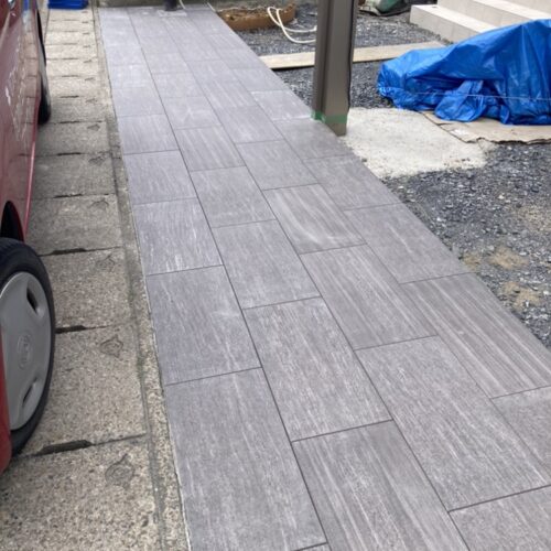 引き続き駐車場部分のタイル張り作業となります。