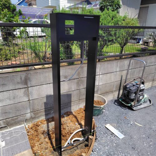 サイクルピラーの車止め及び機能門柱の設置作業となります。