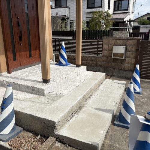 玄関タイル下地コンクリートの脱枠作業となります。