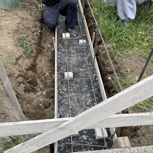 境界側のブロック積み部分へ配筋作業を致しまして次はベースコンクリートの打設となります。