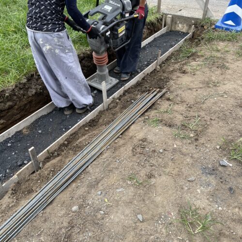 境界ブロック部分の砕石入れ・転圧作業となります。