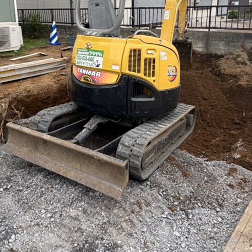 駐車場部分の掘削作業となります。