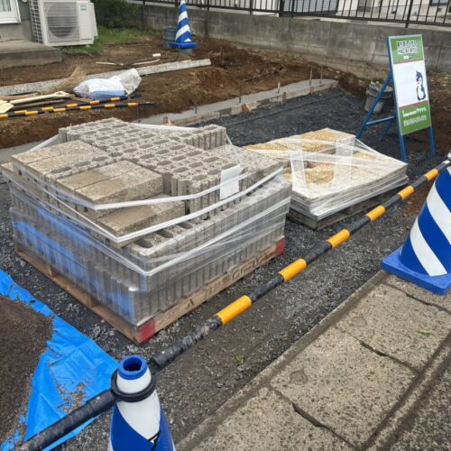 ブロック等の材料が現場へ到着しまして搬入作業となります。