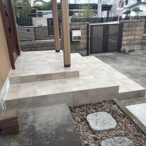 玄関タイル改修工事完了となります。カラコーン等を引き下げまして養生も終わりましたので玄関タイル階段をご使用ください。ありがとうございました。