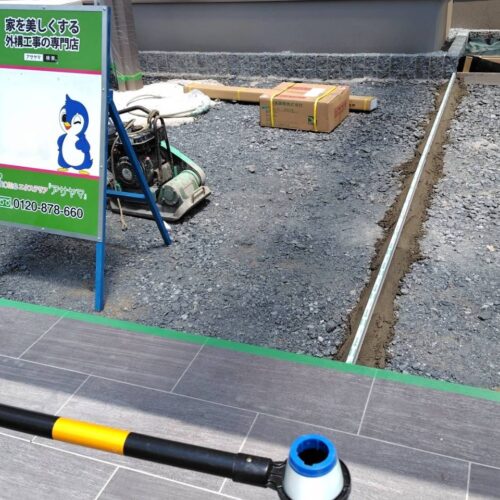 駐車場部分の見切りエキスパンタイの設置作業となります。