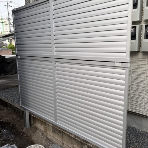 お庭側の西側への目隠しフェンスの建て込み設置です。