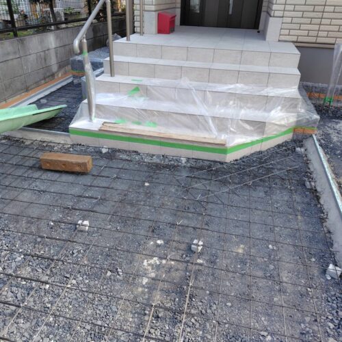 本日は駐車場コンクリートの打設作業となります。作業廻りを養生してコンクリートミキサー車の到着を待ちます。