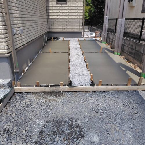 玄関前と駐車場部分のコンクリートの打設作業となります。