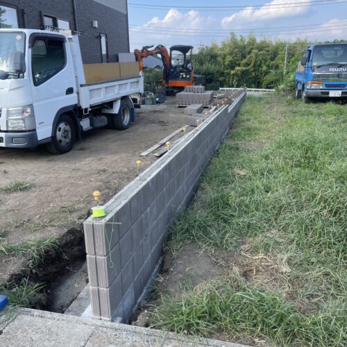 南側境界部分のブロック積み作業となります。