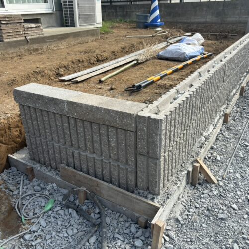 駐車場土止め部分のブロック積み作業となります。
