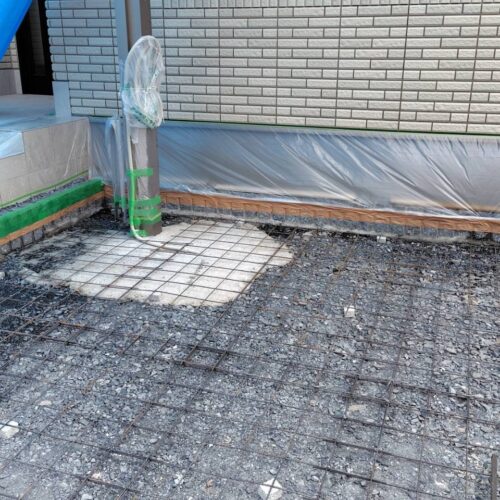 メッシュ筋を敷き込みまして土間コンクリートの打設準備完了です。コンクリートミキサー車の到着を待っております。