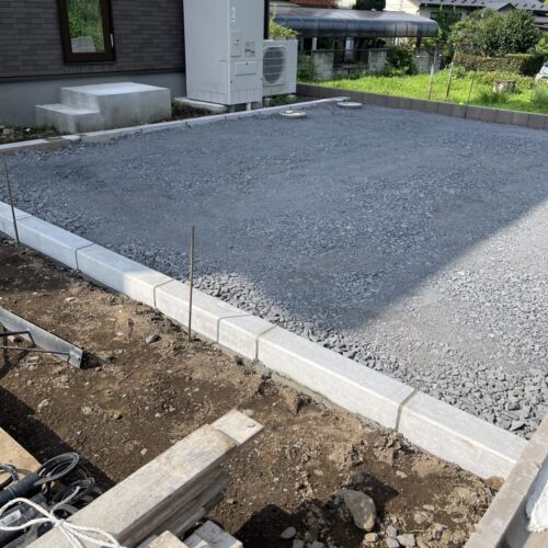 人工芝見切り地先ブロック施工状況です。