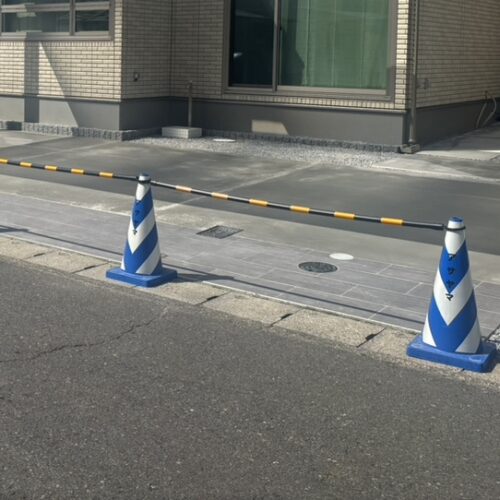 駐車場の土間コンクリートの養生中となります。