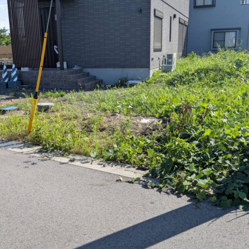 本日より工事着工となります。まずは敷地内の除草作業から作業開始となります。