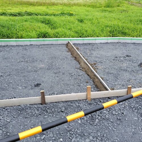 駐車場部分の型枠組みおよび伸縮目地のエキスパンタイの設置となります。
