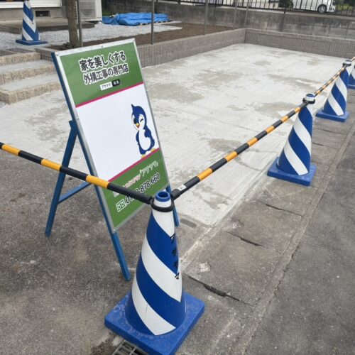 駐車場増設工事のコンクリート打設後の養生中となります。